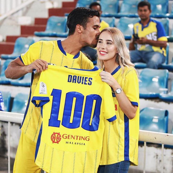 Dàn bạn gái và vợ toàn MC, diễn viên, người mẫu của đội tuyển Malaysia ảnh 6