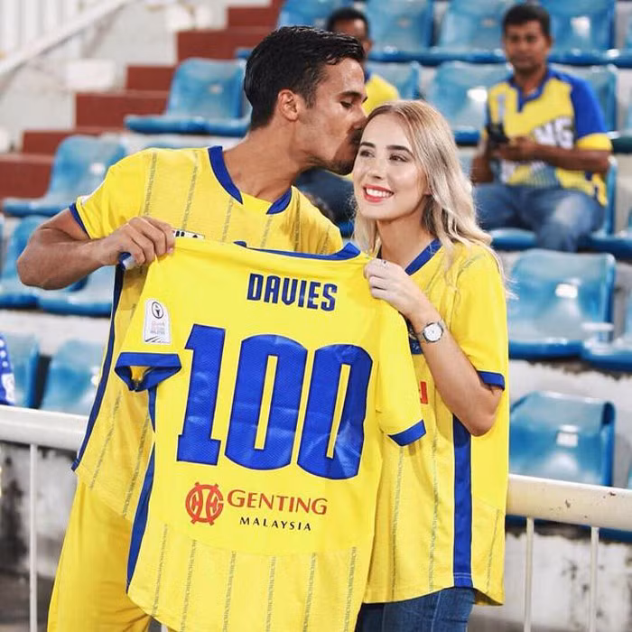 Dàn bạn gái và vợ toàn MC, diễn viên, người mẫu của đội tuyển Malaysia ảnh 6