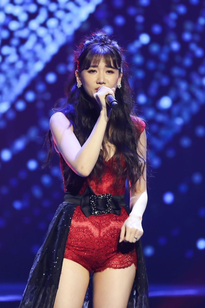 Hari Won tiết kiệm cho Trấn Thành khối tiền khi làm điều này ảnh 6 Để tạo nên điểm nhấn, cô nàng sử dụng phần dây thắt lưng bảo to, có mặt đá lấp lánh thu hút.