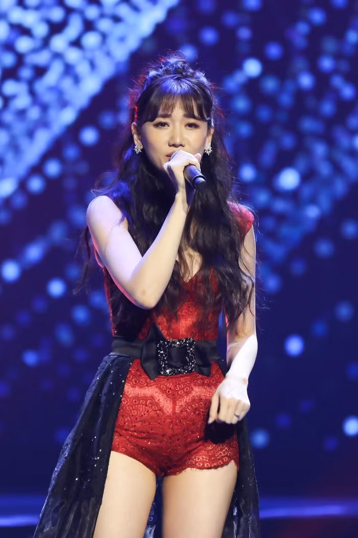 Để tạo nên điểm nhấn, cô nàng sử dụng phần dây thắt lưng bảo to, có mặt đá lấp lánh thu hút.