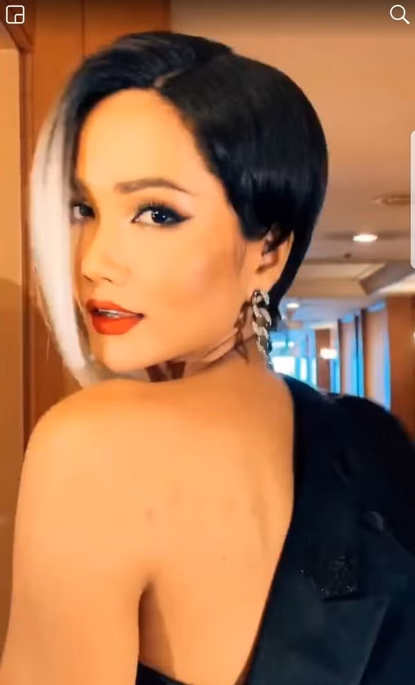 H’Hen Niê siêu ngầu với tóc bạch kim, gây sốt xình xịch ảnh 2 lai "bien hinh" sieu ngau voi toc bach kim, h’hen nie khien fan sot xinh xich - 4