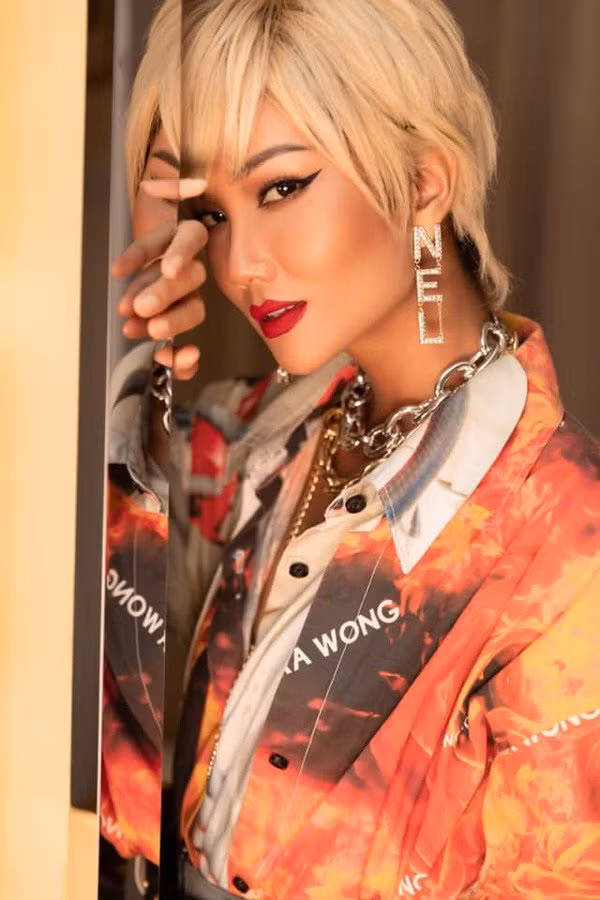 lai "bien hinh" sieu ngau voi toc bach kim, h’hen nie khien fan sot xinh xich - 10