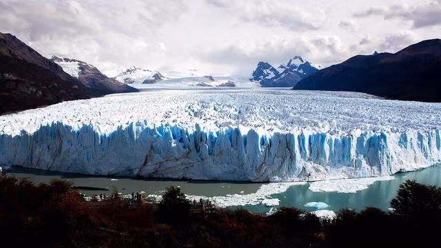  6. Quốc gia châu Âu được biết đến là “xứ sở nghìn hồ”? “Xứ sở nghìn hồ” là biệt danh của Phần Lan, một trong những quốc gia nhiều hồ nước nhất thế giới. Theo World Atlas, dù diện tích chỉ hơn 338 nghìn km2, Phần Lan sở hữu hơn 187.000 hồ nước, trong đó có tới 55.000 hồ có diện tích rộng lớn.