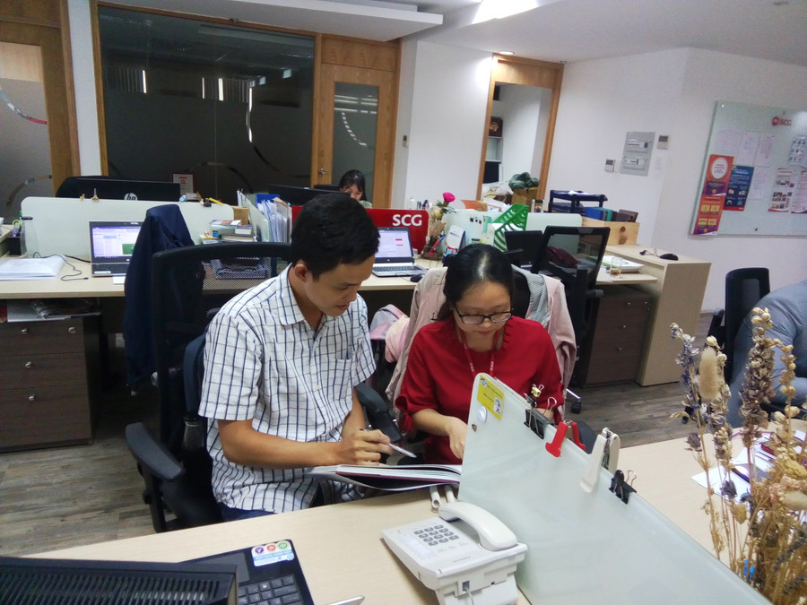 Đình Tây thường xuyên cùng chị hướng dẫn trao đổi để đưa ra những giải pháp tốt nhất cho công việc Đình Tây thường xuyên cùng chị hướng dẫn trao đổi để đưa ra những giải pháp tốt nhất cho công việc