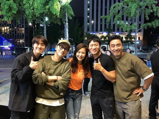 Trang phục năng động với áo thun, quần jeans khi dạo phố cùng bạn bè