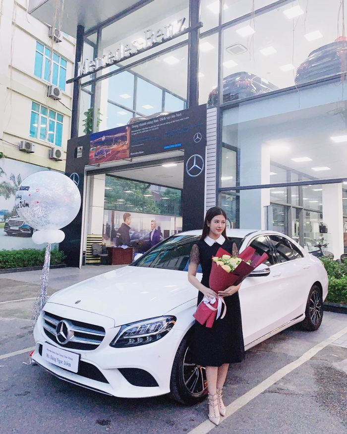 Cô em gái xinh đẹp của Huyền Baby khoe tậu xế xịn 2 tỷ đồng ở tuổi 24 ảnh 2 Cô em gái xinh đẹp, sang chảnh của Huyền Baby khoe tậu xế xịn 2 tỷ đồng ở tuổi 24 ảnh 1
