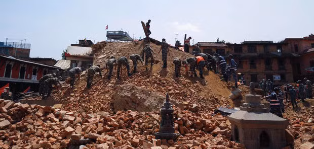 Ronaldo cứu trợ động đất tại Nepal.