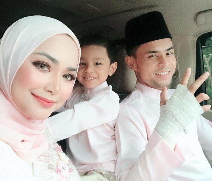 Dàn bạn gái và vợ toàn MC, diễn viên, người mẫu của đội tuyển Malaysia ảnh 9