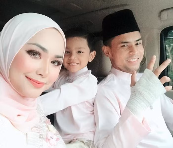 Dàn bạn gái và vợ toàn MC, diễn viên, người mẫu của đội tuyển Malaysia ảnh 9