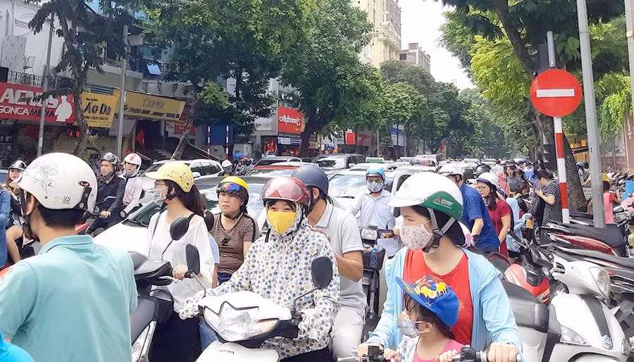 Trên phố Hàng Bài trong giờ cao điểm ken kín lượng phương tiện