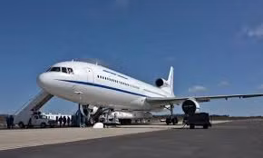 Máy bay Stargazer L-1011 với tên lửa Pegasus XL gắn bên dưới. Ảnh: CBS News.