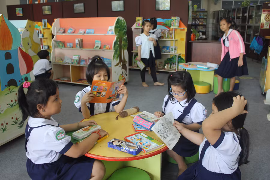 HS Trường TH Nguyễn Văn Trỗi đọc sách tại thư viện