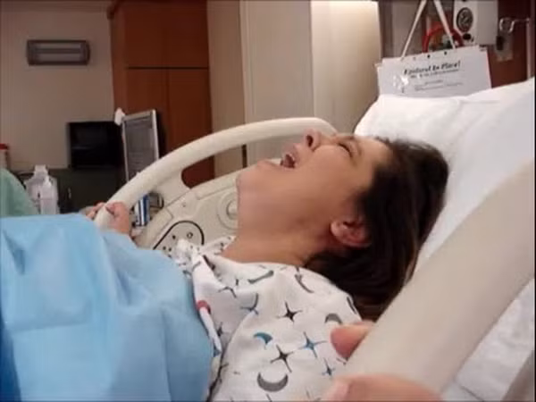 Tuy sản phụ đã có những cơn gò mạnh mẽ nhưng mẹ cô vẫn yêu cầu trì hoãn giờ sinh. Ảnh minh họa: Internet