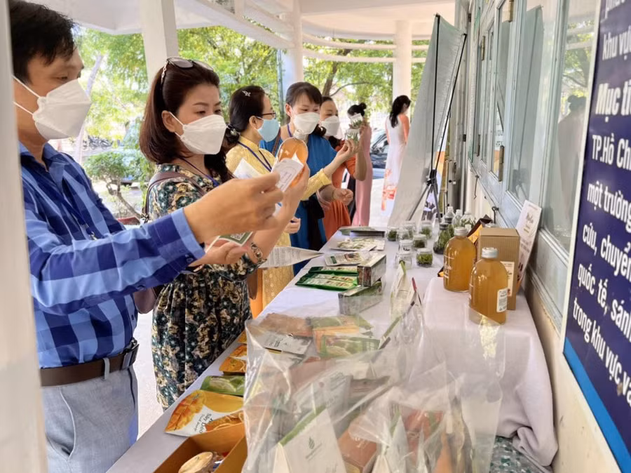 Các đại biểu tham gia hội thảo xem các sản phẩm NCKH của giảng viên, nhà trường được thương mại hóa