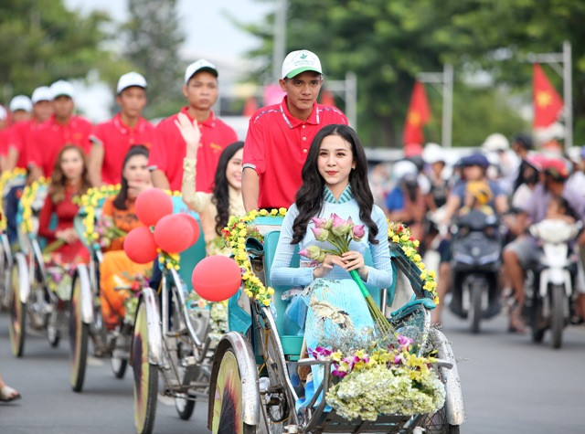 Á hậu Thúy An duyên dáng trên xích lô trở về thăm quê hương Hà Tiên