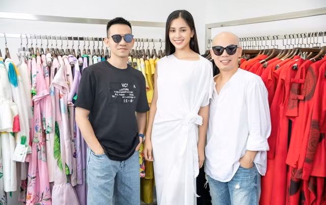 Tiểu Vy trong trang phục NTK Vu Ngoc & Son Tiểu Vy trong trang phục NTK Vu Ngoc & Son