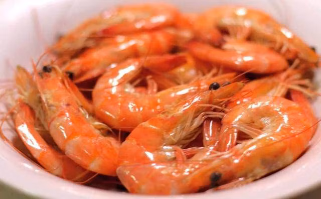 Cách luộc tôm vừa ngon vừa giữ được chất dinh dưỡng - dùng nước sôi hay nước lạnh?