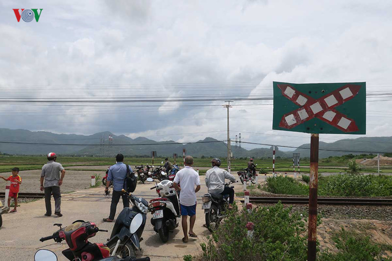 mat mang vi "van hoa nhanh chan" khi bang qua duong sat hinh 4