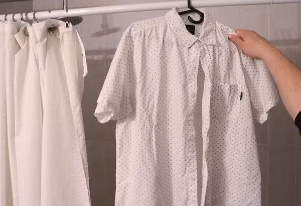 Quần áo sau khi giặt nếu bị nhăn có thể xịt giấm ăn vào rồi phơi khô.