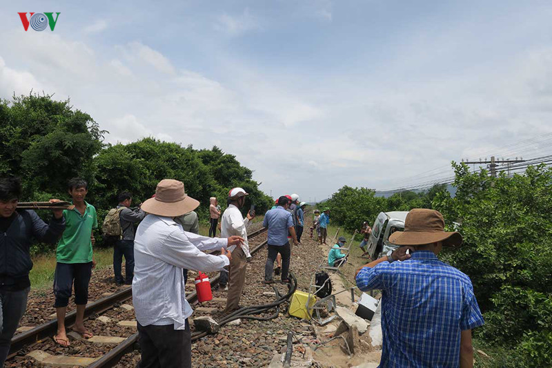 mat mang vi "van hoa nhanh chan" khi bang qua duong sat hinh 3
