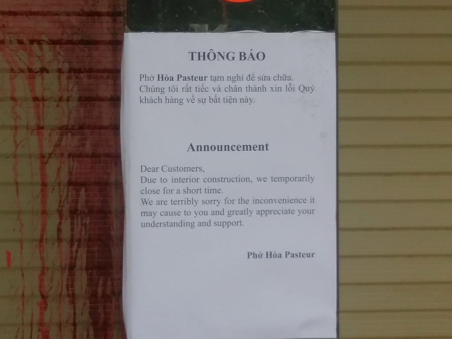Quán phải dán thông báo bằng cả tiếng Việt và tiếng Anh. Quán phải dán thông báo bằng cả tiếng Việt và tiếng Anh.