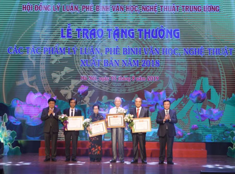 Các tác giả mức A nhận giải thưởng