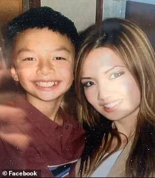 ba me viet u40 thuong xuyen bi ban cua con trai tan tinh vi qua tre dep - 5