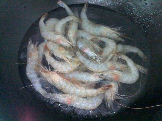 luoc tom dung nuoc soi hay nuoc lanh, neu lam sai chan chan mon an mat ngon - 3