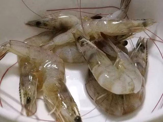 luoc tom dung nuoc soi hay nuoc lanh, neu lam sai chan chan mon an mat ngon - 1