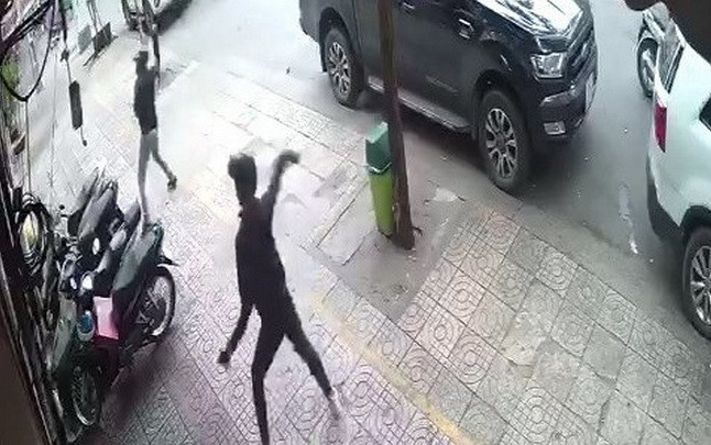 Một số đối tượng ngang nhiên ném chất bẩn vào quán Phở Hòa sáng 31/7. Ảnh: Cắt từ clip Một số đối tượng ngang nhiên ném chất bẩn vào quán Phở Hòa sáng 31/7. Ảnh: Cắt từ clip