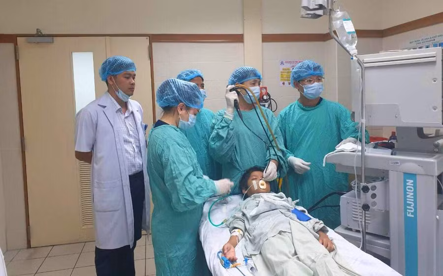 Ca phẫu thuật đua dị vật xương cá trê ra ngoài co thể bệnh nhân Chon do Bác sỹ CKII Hoàng Thị Lan Hương, Phó Giám đốc Bệnh viện T.Ư Huế thực hiện.