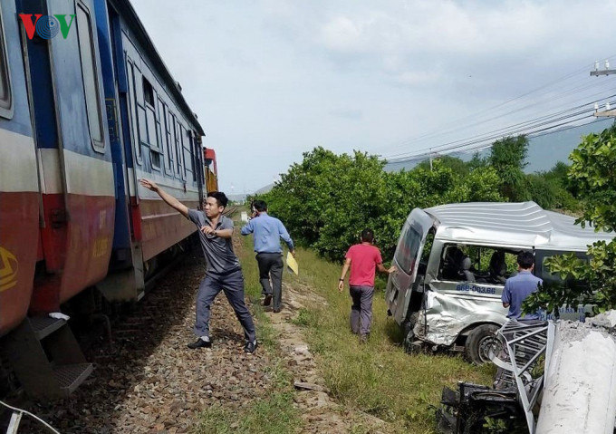 mat mang vi "van hoa nhanh chan" khi bang qua duong sat hinh 5