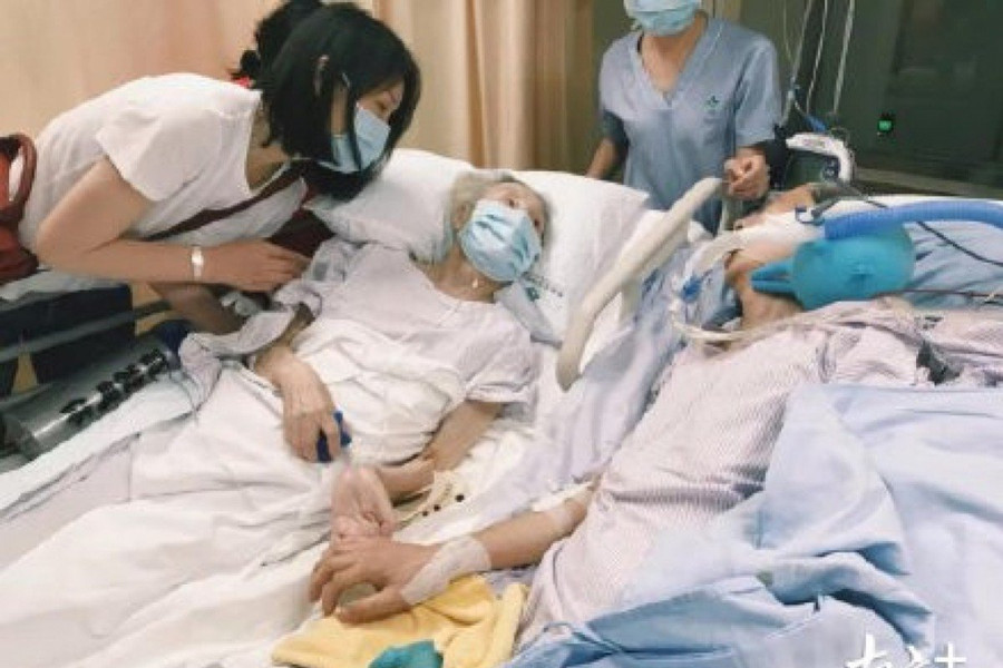 Khoảnh khắc nắm tay nhau của 2 vợ chồng già vào giây phút cuối cùng khiến nhiều người xúc động.