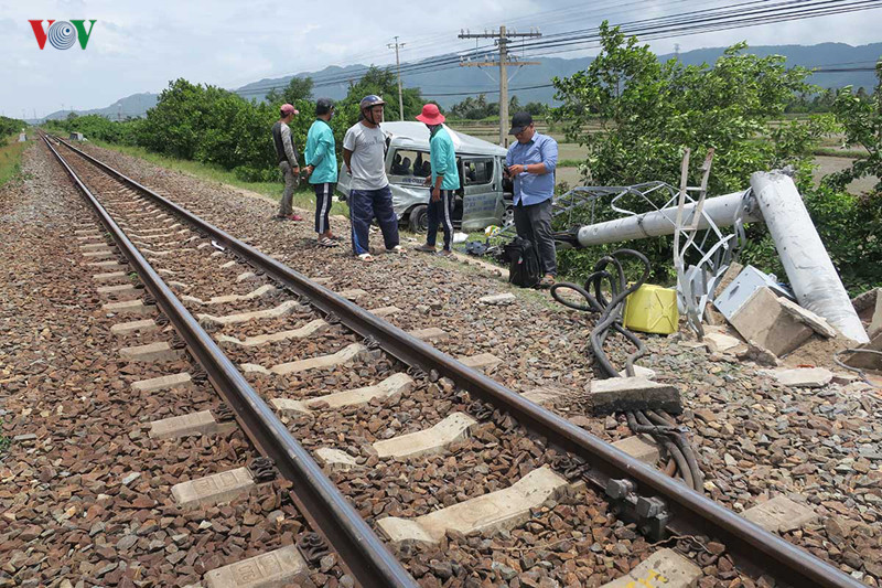 mat mang vi "van hoa nhanh chan" khi bang qua duong sat hinh 2