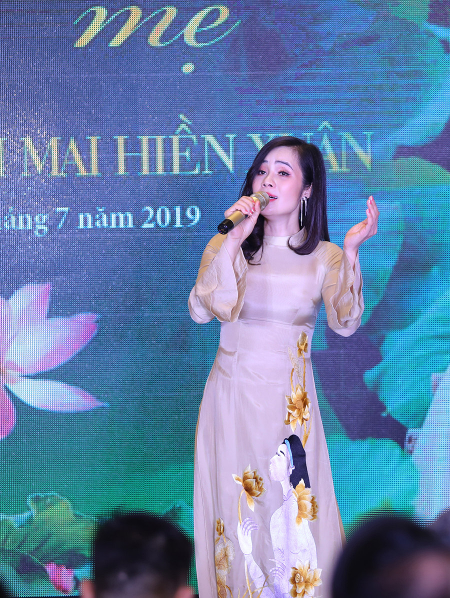 Hiền Xuân hát trong buổi ra mắt album “Tình mẹ” Hiền Xuân hát trong buổi ra mắt album “Tình mẹ”