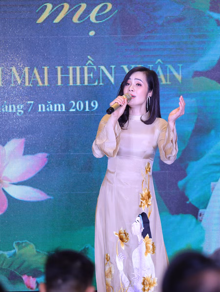 Hiền Xuân hát trong buổi ra mắt album “Tình mẹ”