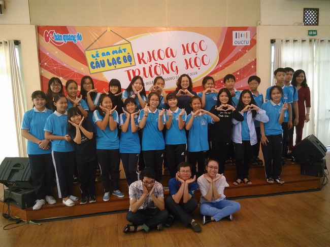 Các thành viên CLB Khoa học của trường THCS Lý Tự Trọng – Trà Vinh, chụp hình lưu niệm cùng ban tổ chức