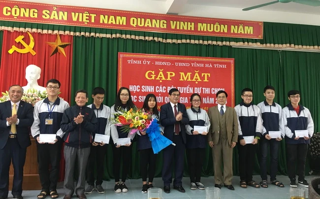 Phó Chủ tịch UBND tỉnh Đặng Quốc Vinh cùng lãnh đạo Sở GD&ĐT, Hội Khuyến học tặng hoa chúc mừng các học sinh.