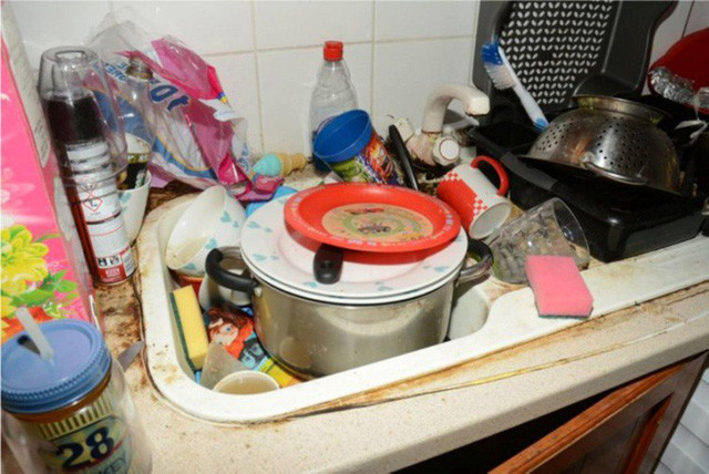 Bên trong căn nhà của cặp vợ chồng đi tù vì… ở bẩn ảnh 2 Nhà bếp chất đầy đồ chưa rửa và tủ lạnh cũng hầu như trống rỗng