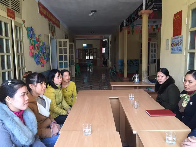  Ban giám hiệu, giáo viên, nhân viên Trường mầm non Thọ Diên đang phải làm việc ngoài hành lang, nhường phòng cho học sinh