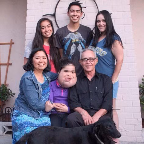 Jacqueline chụp ảnh cùng với gia đình