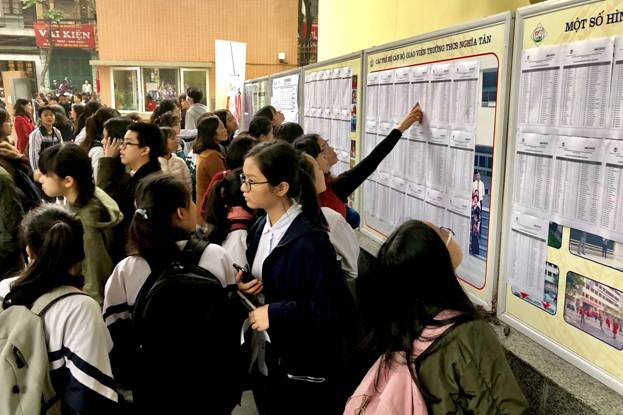 Thí sinh kiểm tra thông tin trước giờ vào phòng thi Thí sinh kiểm tra thông tin trước giờ vào phòng thi