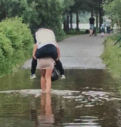 Cả thế giới cứ để em lo. Cả thế giới cứ để em lo.