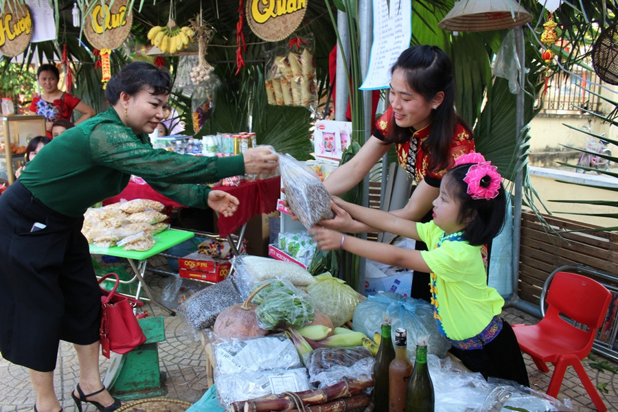Hội chợ Xuân vùng cao của cô trò mầm non lần đầu tiên được Phòng GD&ĐT huyện Tương Dương, Nghệ An tổ chức