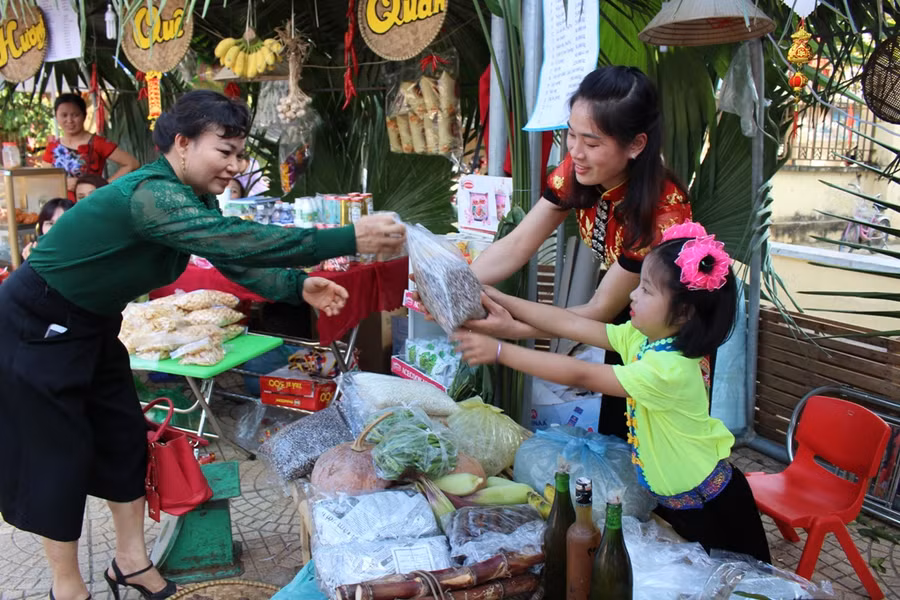 Hội chợ Xuân vùng cao của cô trò mầm non lần đầu tiên được Phòng GD&ĐT huyện Tương Dương, Nghệ An tổ chức Hội chợ Xuân vùng cao của cô trò mầm non lần đầu tiên được Phòng GD&ĐT huyện Tương Dương, Nghệ An tổ chức
