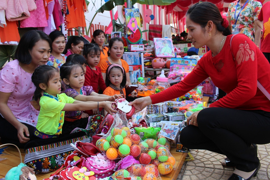 Đặc biệt hội chợ có sự tham gia của các bé bán hàng cùng cô giáo