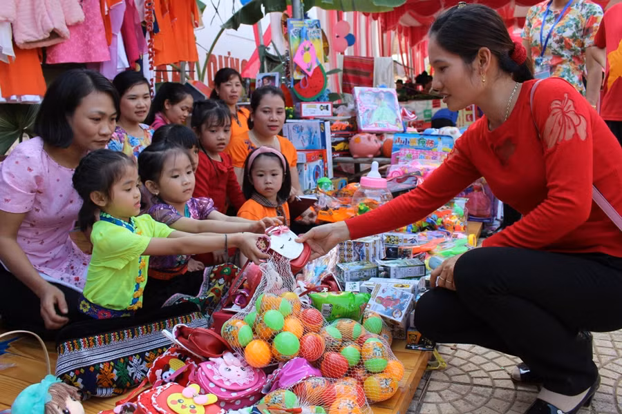 Đặc biệt hội chợ có sự tham gia của các bé bán hàng cùng cô giáo Đặc biệt hội chợ có sự tham gia của các bé bán hàng cùng cô giáo