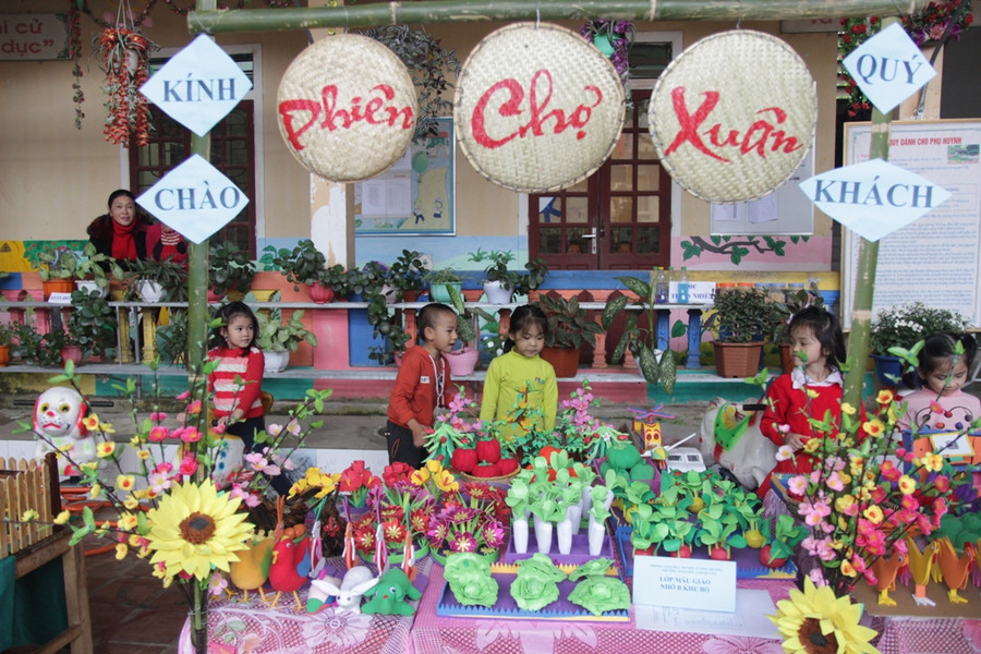 Một gian hàng của Trường Mầm non Tam Quang được chuẩn bị công phu từ trước