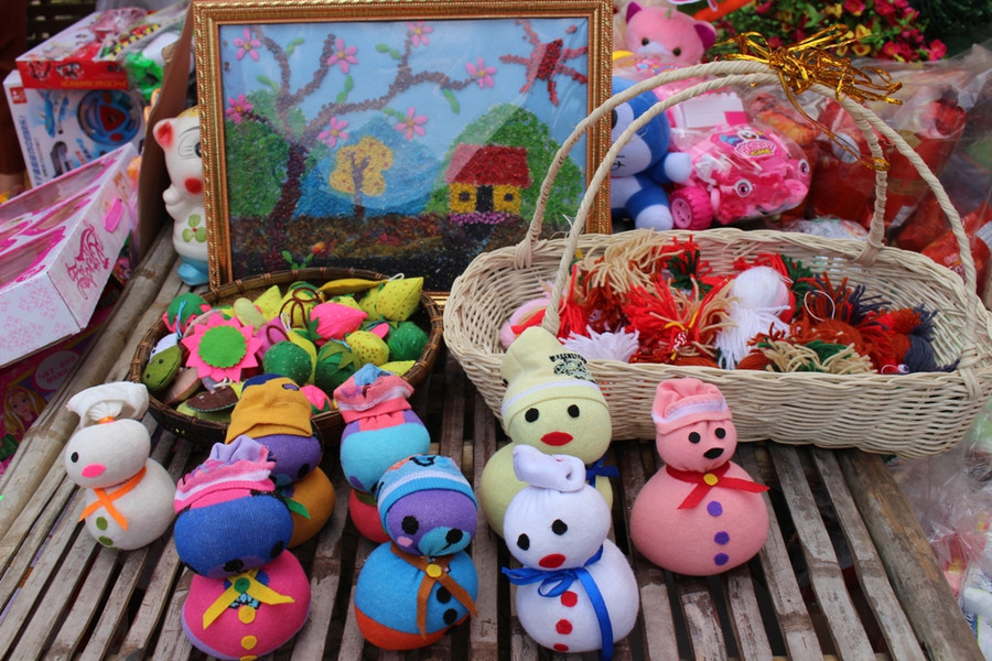 Hội chợ gồm nhiều sản phẩm do các cô giáo, phụ huynh tự tay làm ra