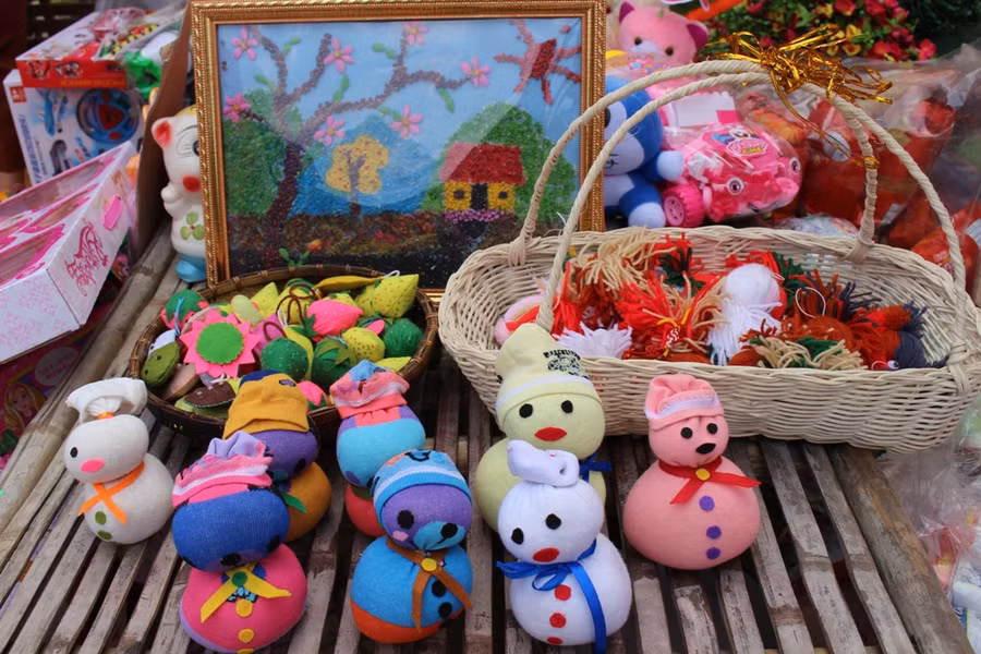 Hội chợ gồm nhiều sản phẩm do các cô giáo, phụ huynh tự tay làm ra Hội chợ gồm nhiều sản phẩm do các cô giáo, phụ huynh tự tay làm ra